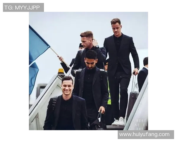 足球球星化身男模展现力量与时尚融合魅力